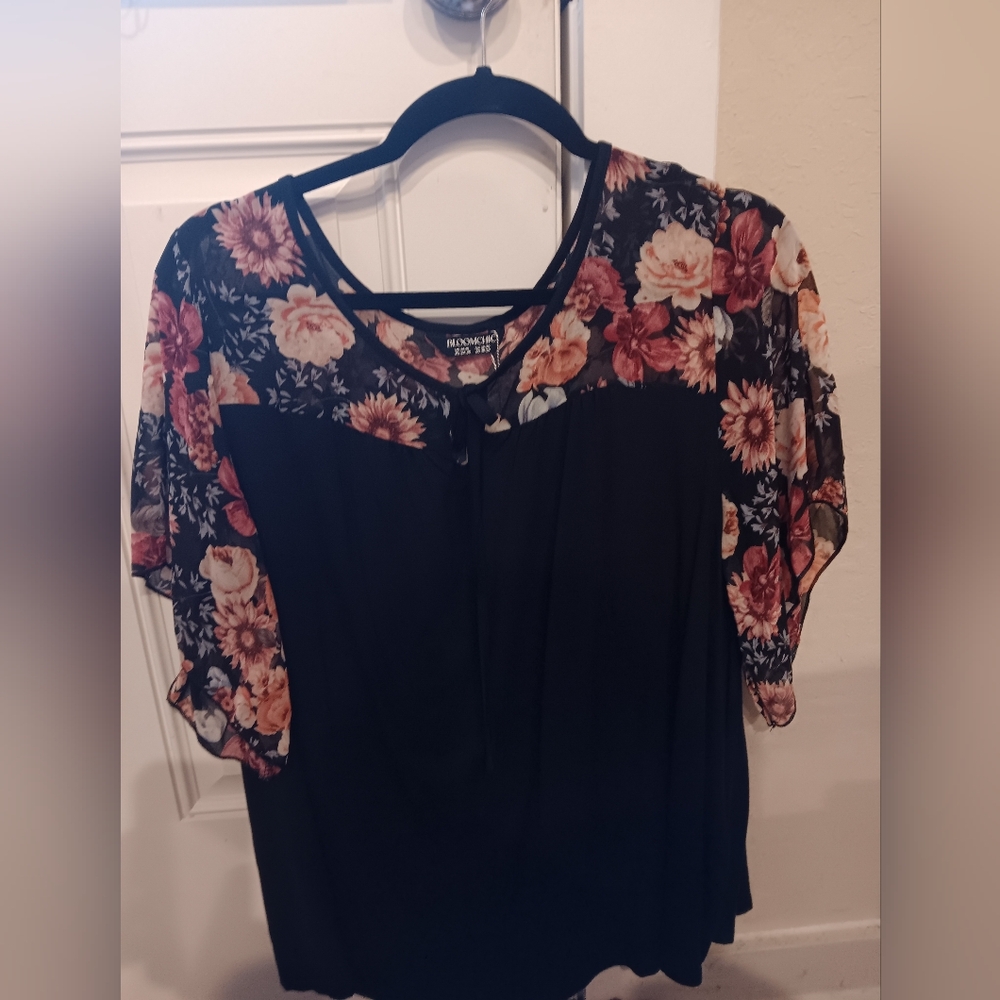 Bloomchic Black Floral Top Size 14-16